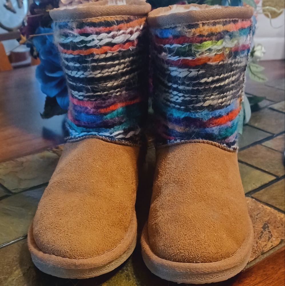 Girls Apres Boots by Lamo Sz 2Y